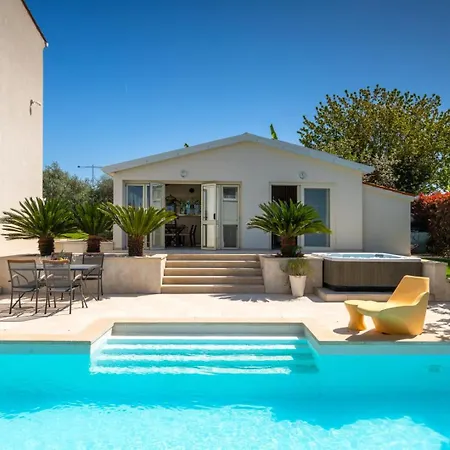 Villa Beautiful Bruna With Jacuzzi In Porec