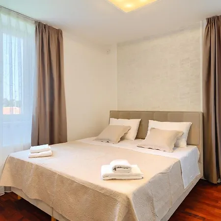 Vila Beautiful Bruna With Jacuzzi In