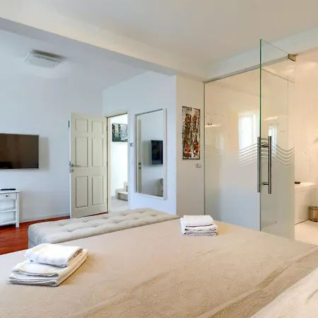 Beautiful Bruna With Jacuzzi In Poreč