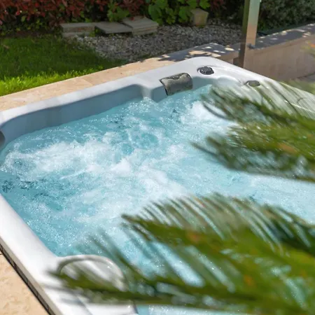 Beautiful Bruna With Jacuzzi In Poreč