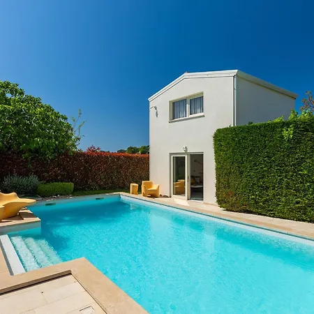 Vila Beautiful Bruna With Jacuzzi In *