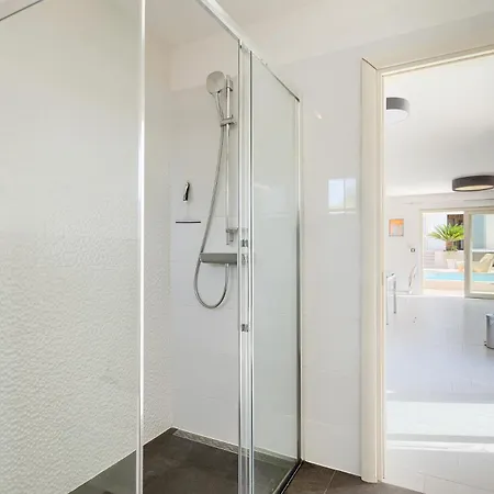 Vila Beautiful Bruna With Jacuzzi In