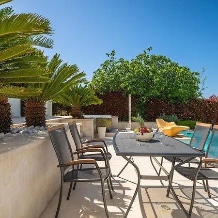 Vila Beautiful Bruna With Jacuzzi In *