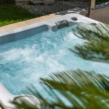 Beautiful Bruna With Jacuzzi In Villa *