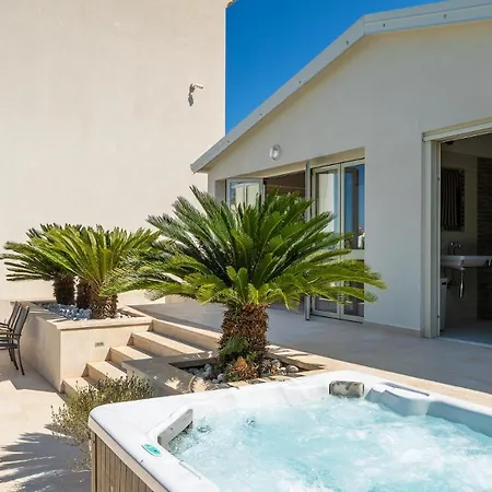 Villa Beautiful Bruna With Jacuzzi In Poreč