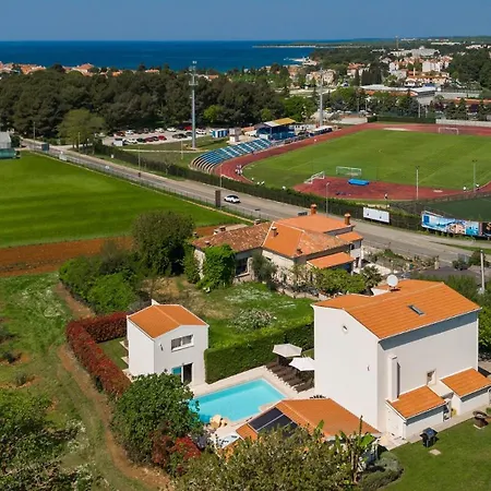 Vila Beautiful Bruna With Jacuzzi In