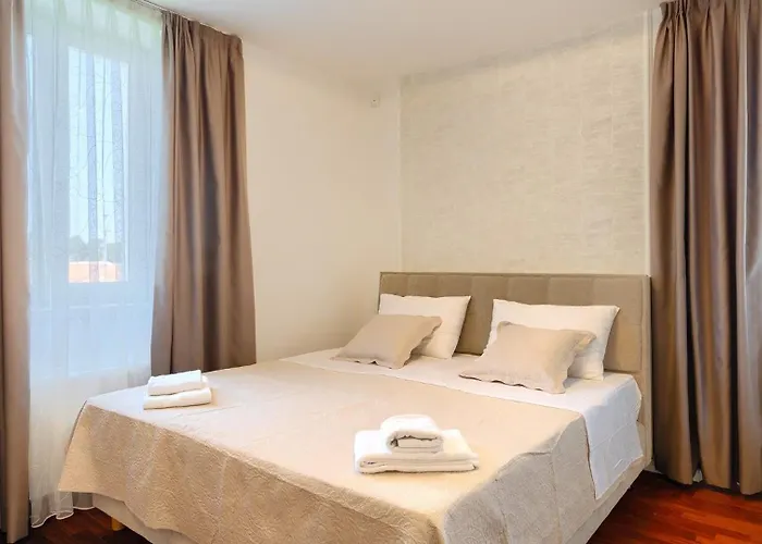 Beautiful Bruna With Jacuzzi In