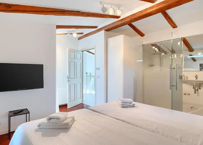 Vila Beautiful Bruna With Jacuzzi In *