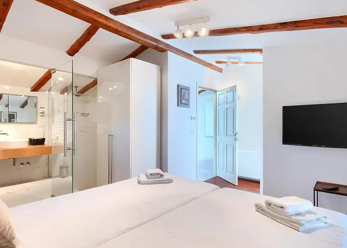 Beautiful Bruna With Jacuzzi In Vila