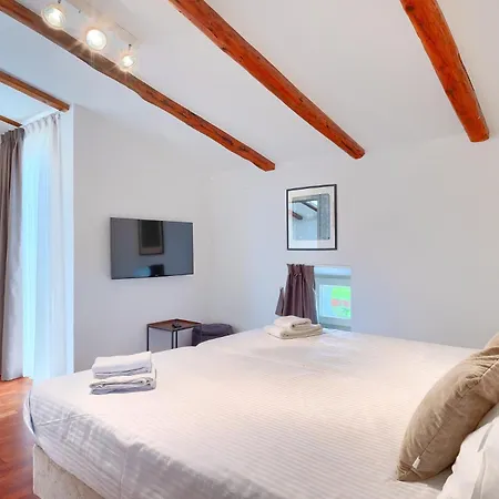 Beautiful Bruna With Jacuzzi In