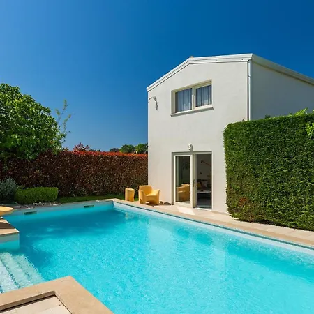 Beautiful Bruna With Jacuzzi In Vila Porec