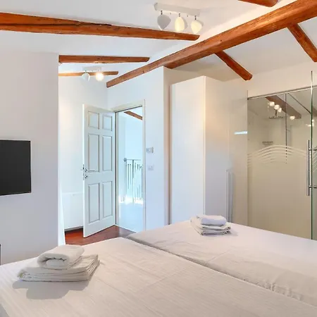 Vila Beautiful Bruna With Jacuzzi In *