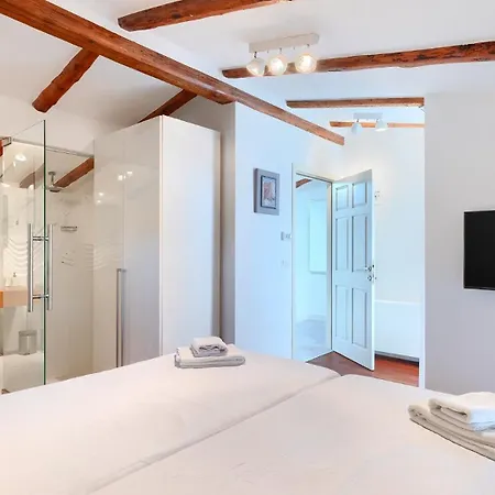 Beautiful Bruna With Jacuzzi In Vila