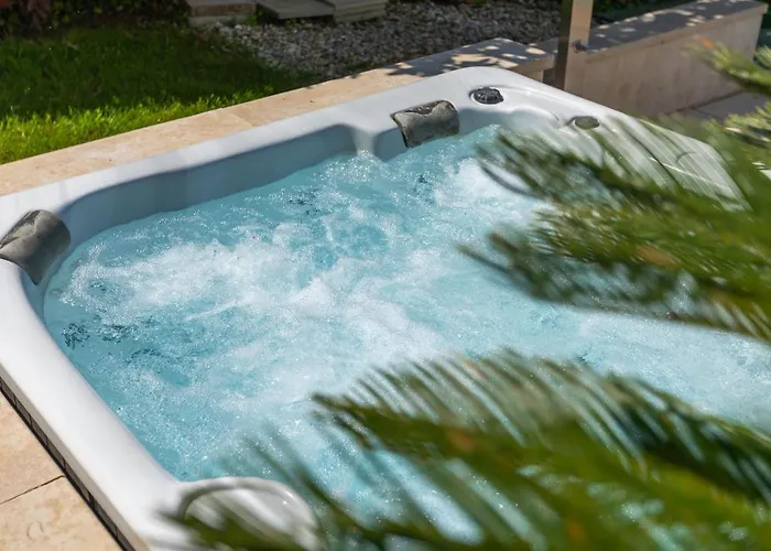 Beautiful Bruna With Jacuzzi In 빌라 *